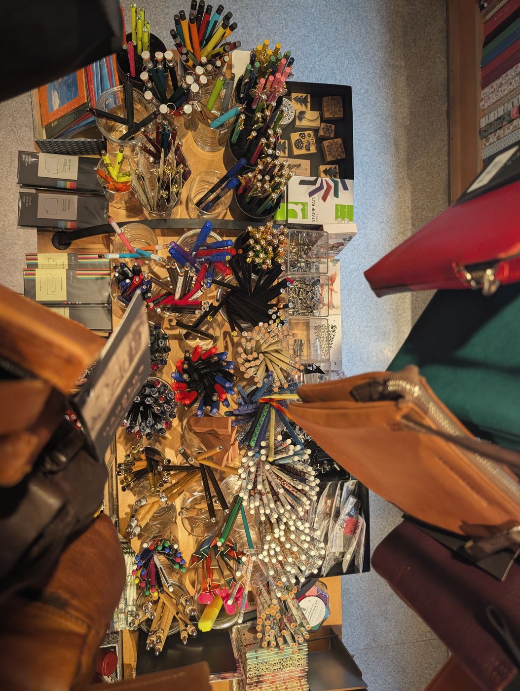 Notizbücher in allen Farben und gemusterte Geschenkschachteln